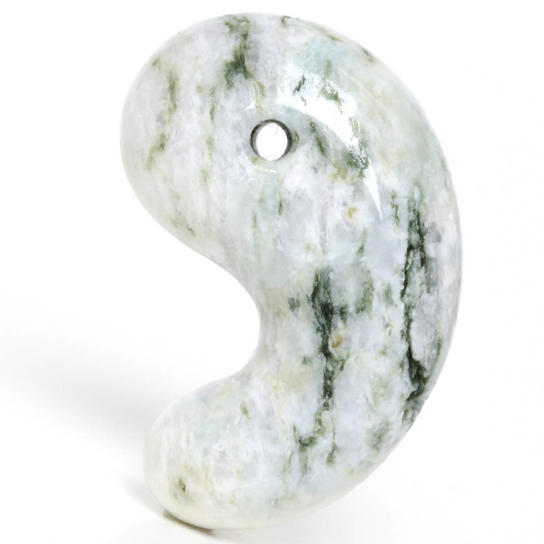 水墨画のような糸魚川翡翠（アルビタイト）勾玉 - 石の音ブログ