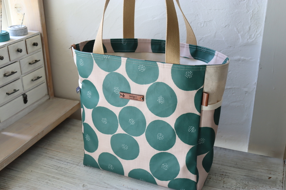 あんパン柄グリーンで最後の作品は「neige定番」大きなトートバッグ