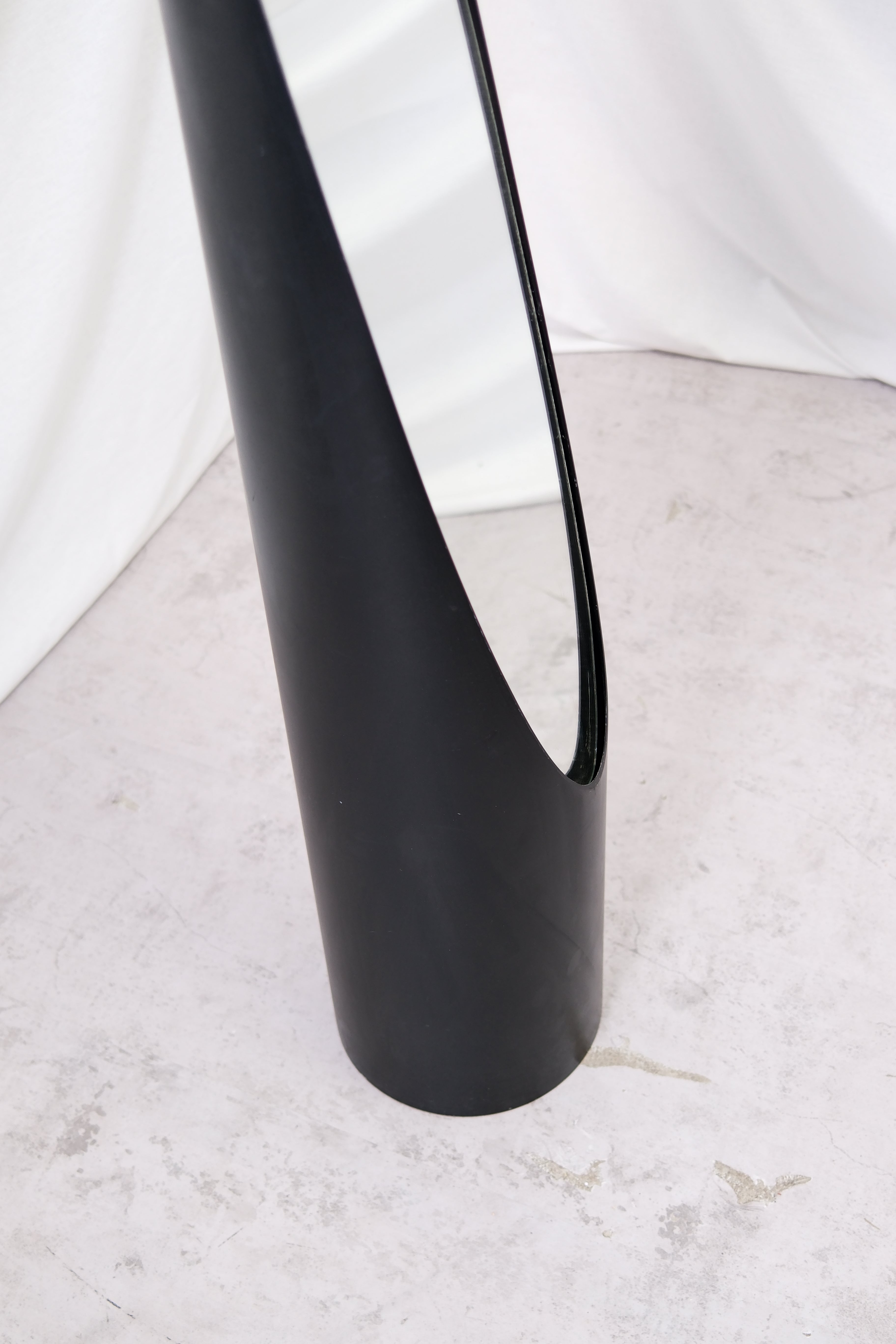 ロドルフォ・ボネットによるウンギア「リップスティック」ミラー