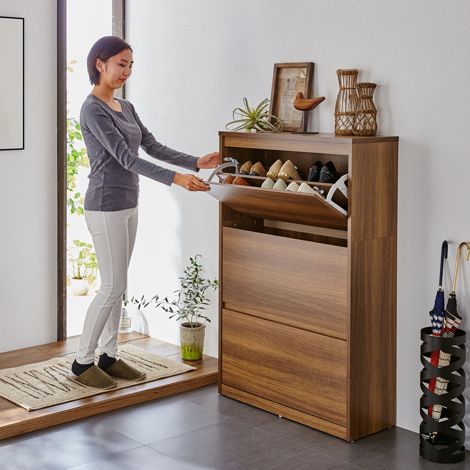 スリムとワイドが選べる！フラップ扉の薄型シューズラック（下駄箱