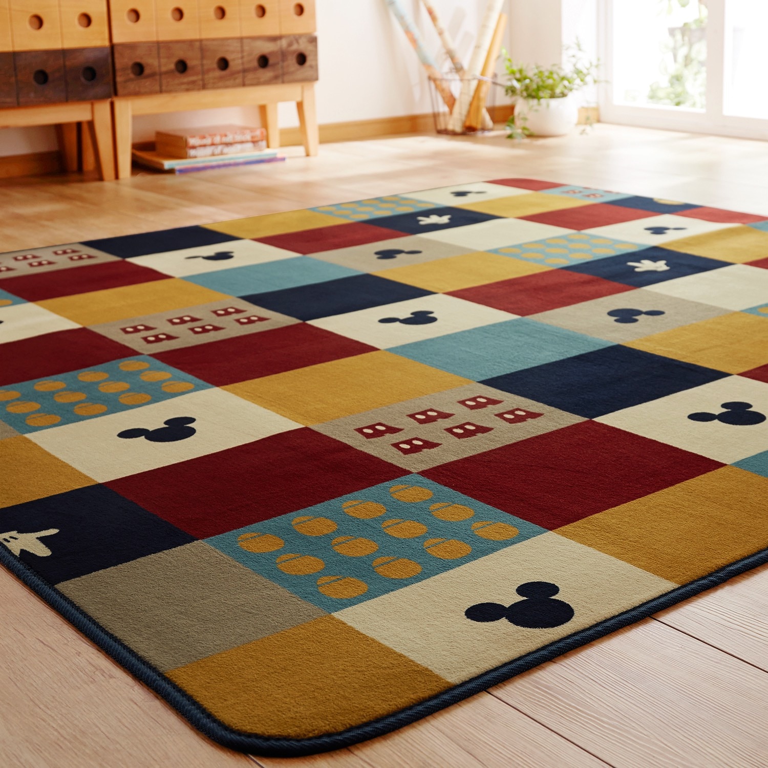 洗えるミッキー柄のブロックチェックのウレタン入りラグ「ミッキー