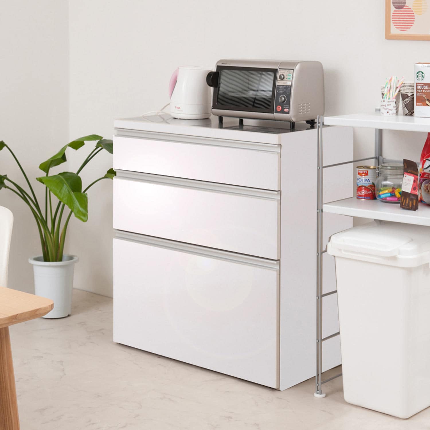 鏡面仕上げのステンレス天板のキッチンカウンター（キッチンカウンター