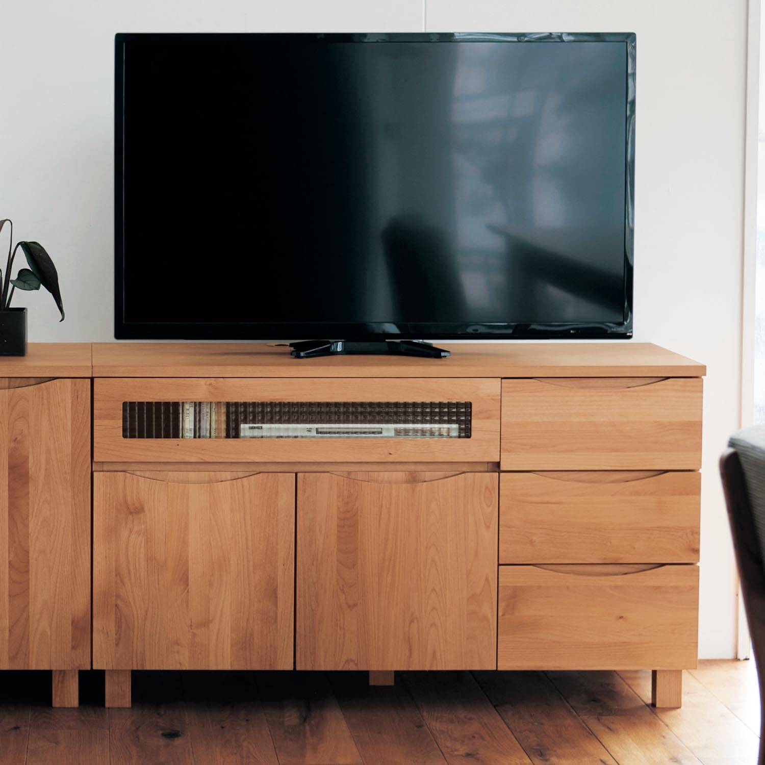あたたかみのあるアルダー材のテレビ台（テレビ台/テレビボード