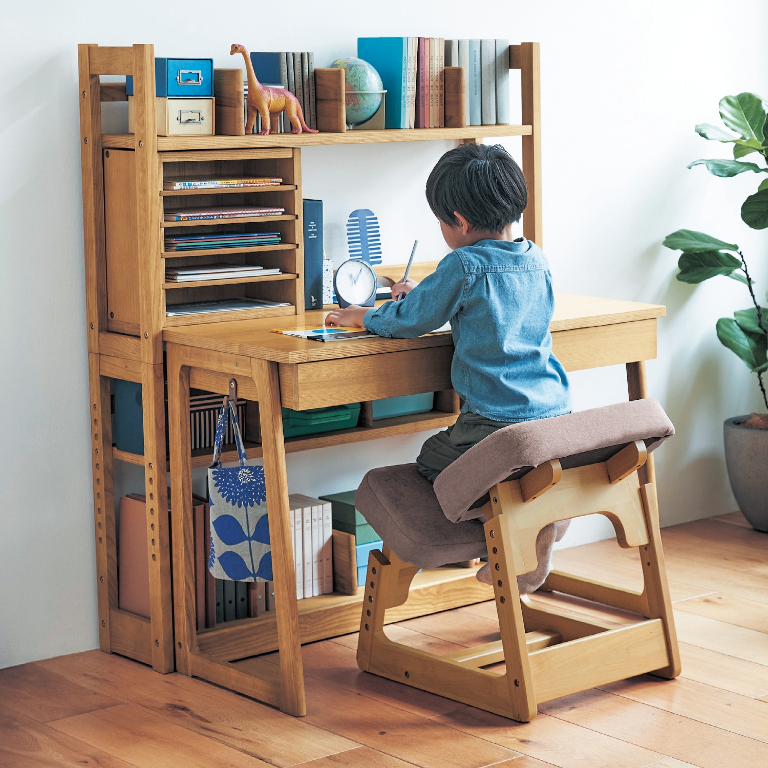 タモ材の収納にこだわったラック付き学習机（学習机/学習デスク