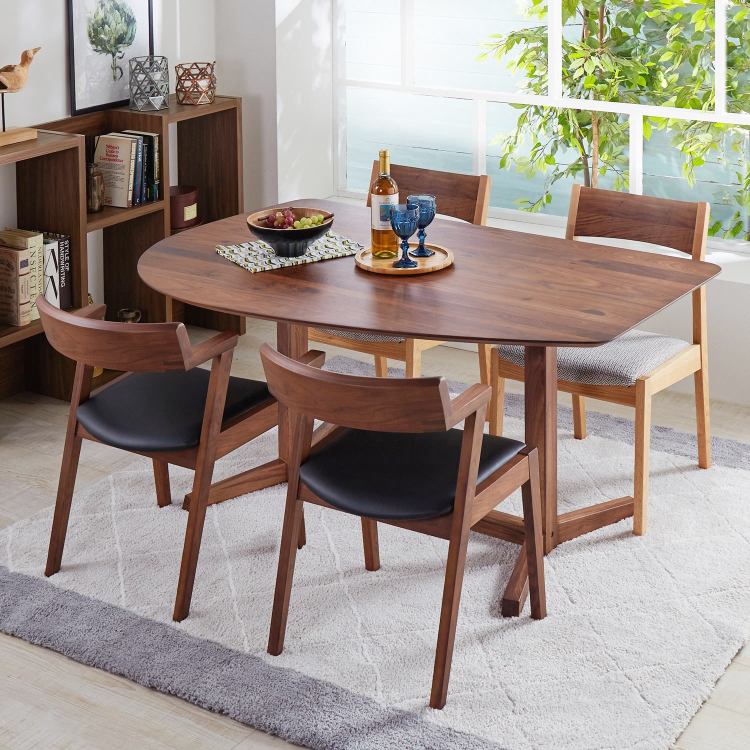 木目が美しいウォルナット材の変形ダイニングテーブル（ダイニング