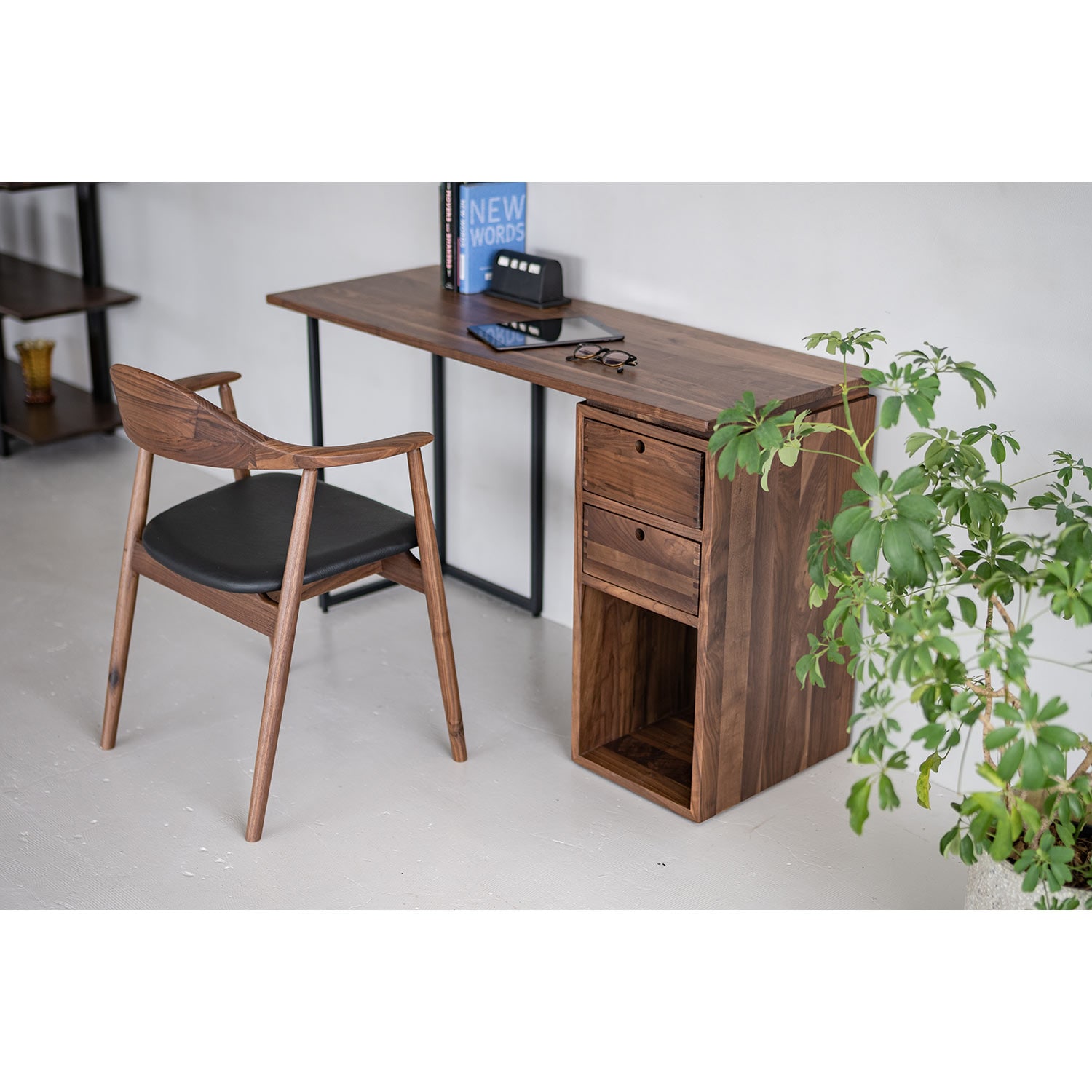 ウォルナット材のチェスト収納付きパソコンデスク（パソコンデスク