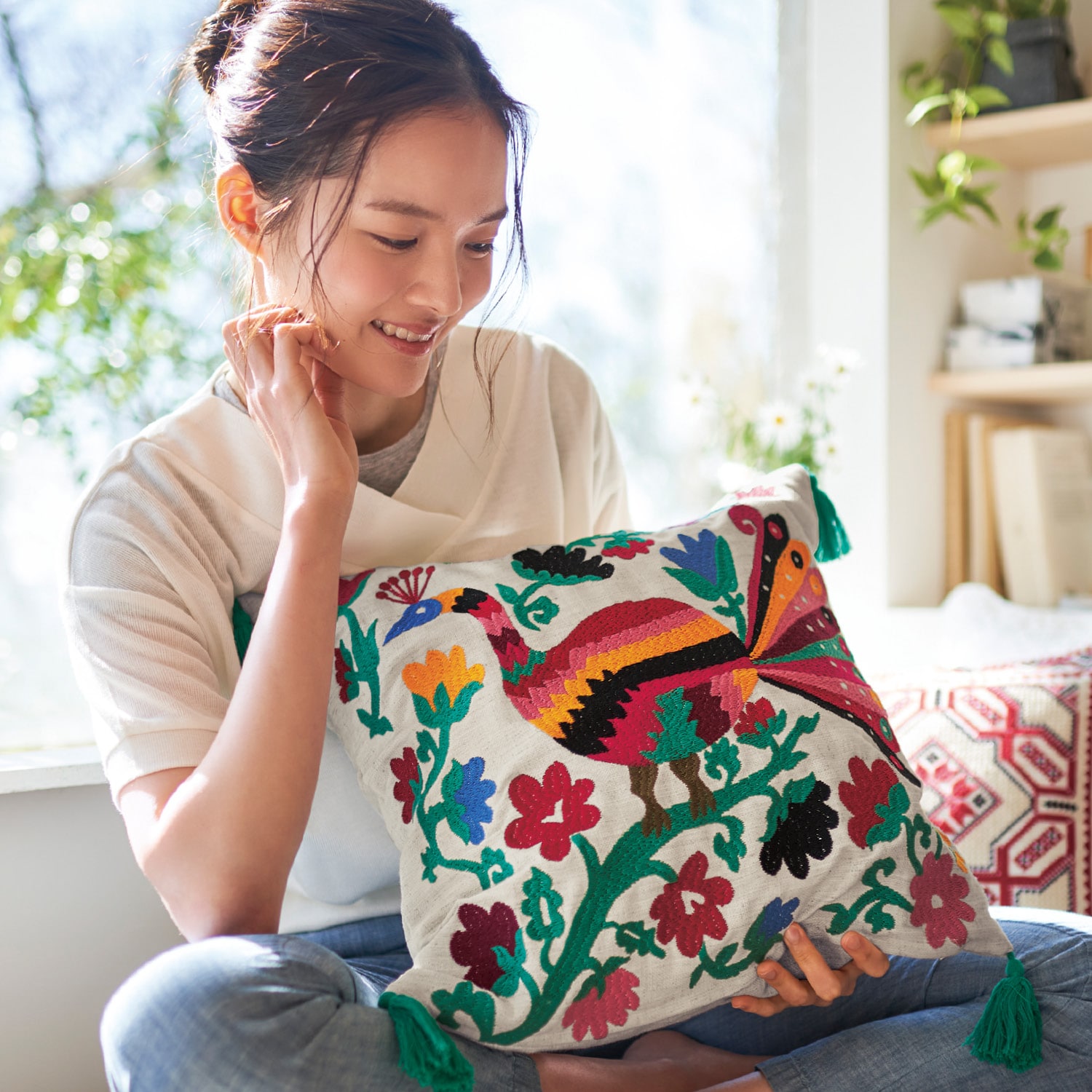 グアテマラの鳥の刺繍を再現したクッションカバー（クッションカバー