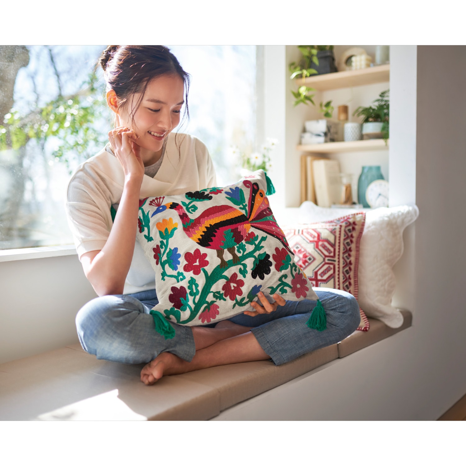 グアテマラの鳥の刺繍を再現したクッションカバー（クッションカバー