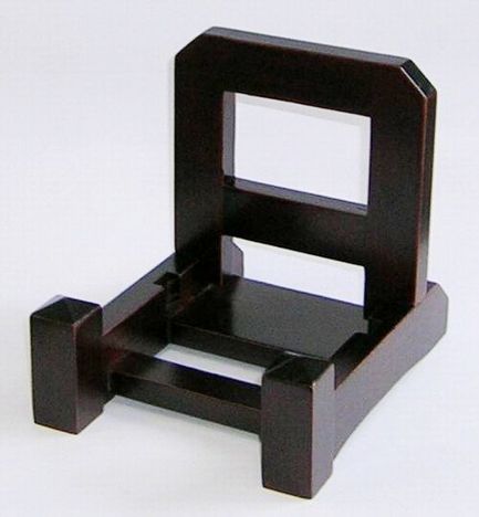 山口陶器店 価格も手頃な木製皿たて 特価で通販 ＜ 【山口陶器店】縁起