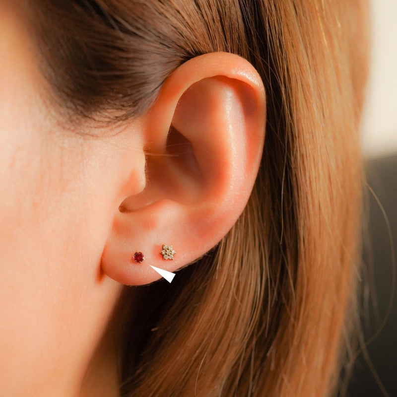 レッドスピネル ボディピアス│透明度の高い鮮明な赤。レッドスピネル