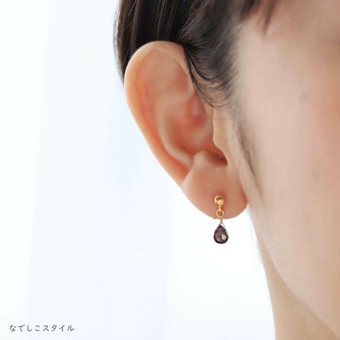 天然石を使用した揺れるピアス「sizuku/スモーキークオーツ」。