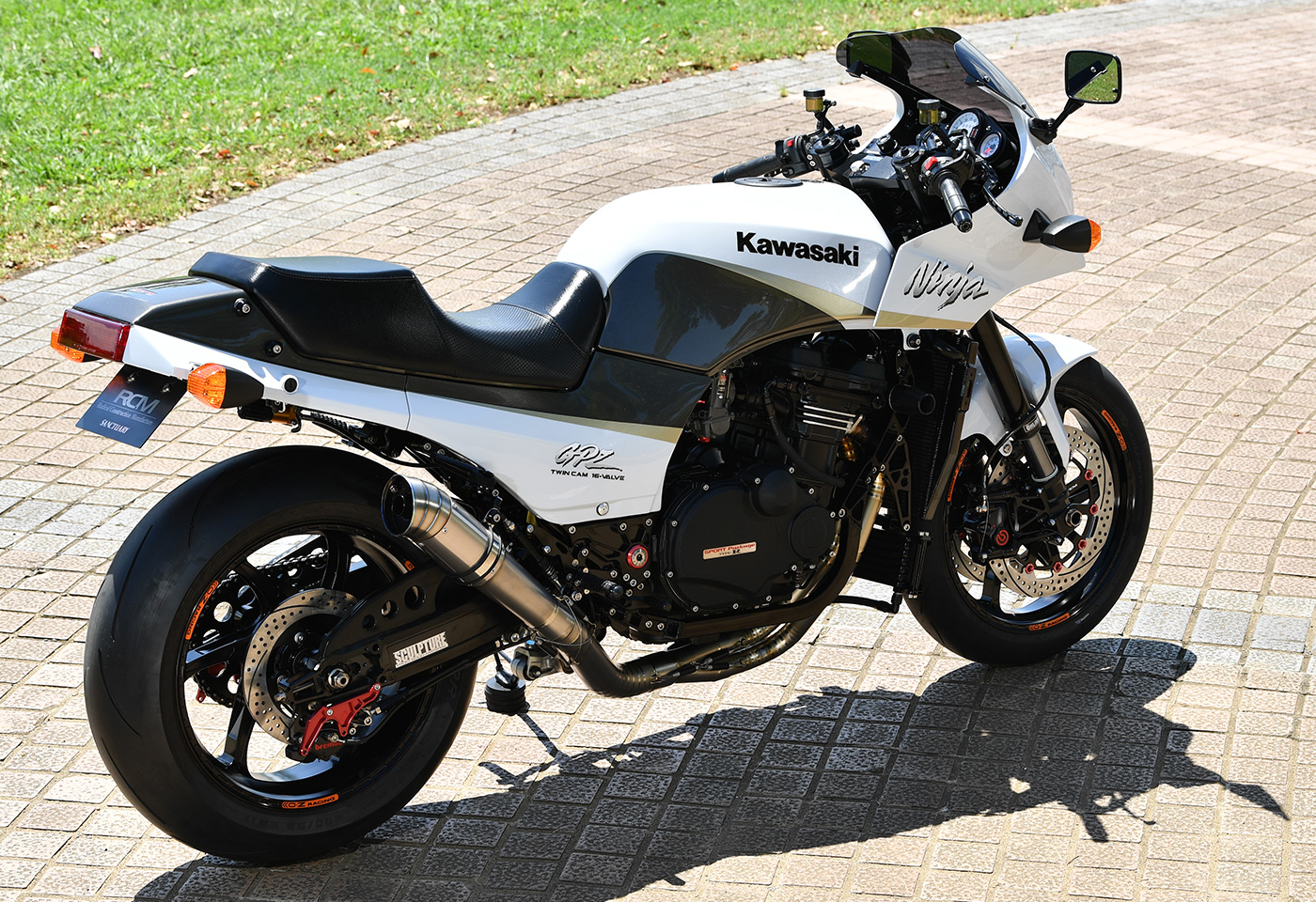 WHITE FANG: Kawasaki GPZ900R from AC Sanctuary. - Pipeburn