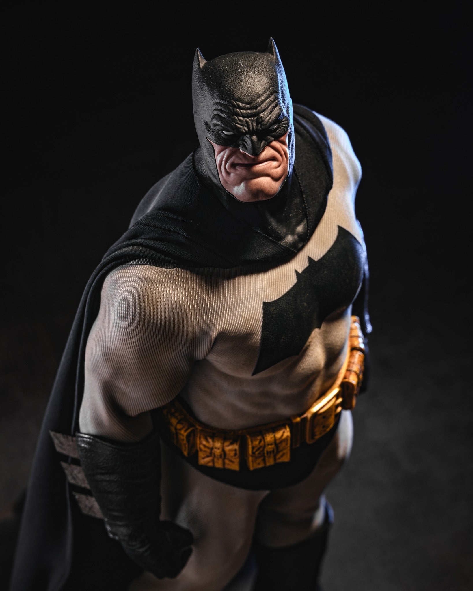 Hot Toys CMS024 DC Comic Batman The Dark Knight Returns Batman 1/6