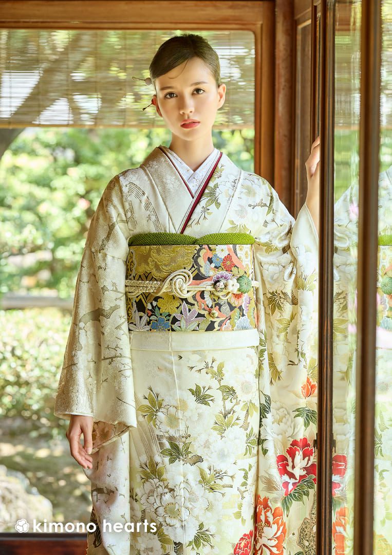 乳白色の地に牡丹と桜が雅やかに咲く古典柄の振袖で成人式を祝う