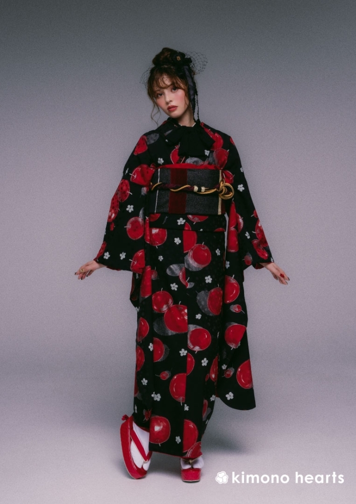 りんご柄がキュート過ぎる黒色のゴシック振袖で白雪姫のように