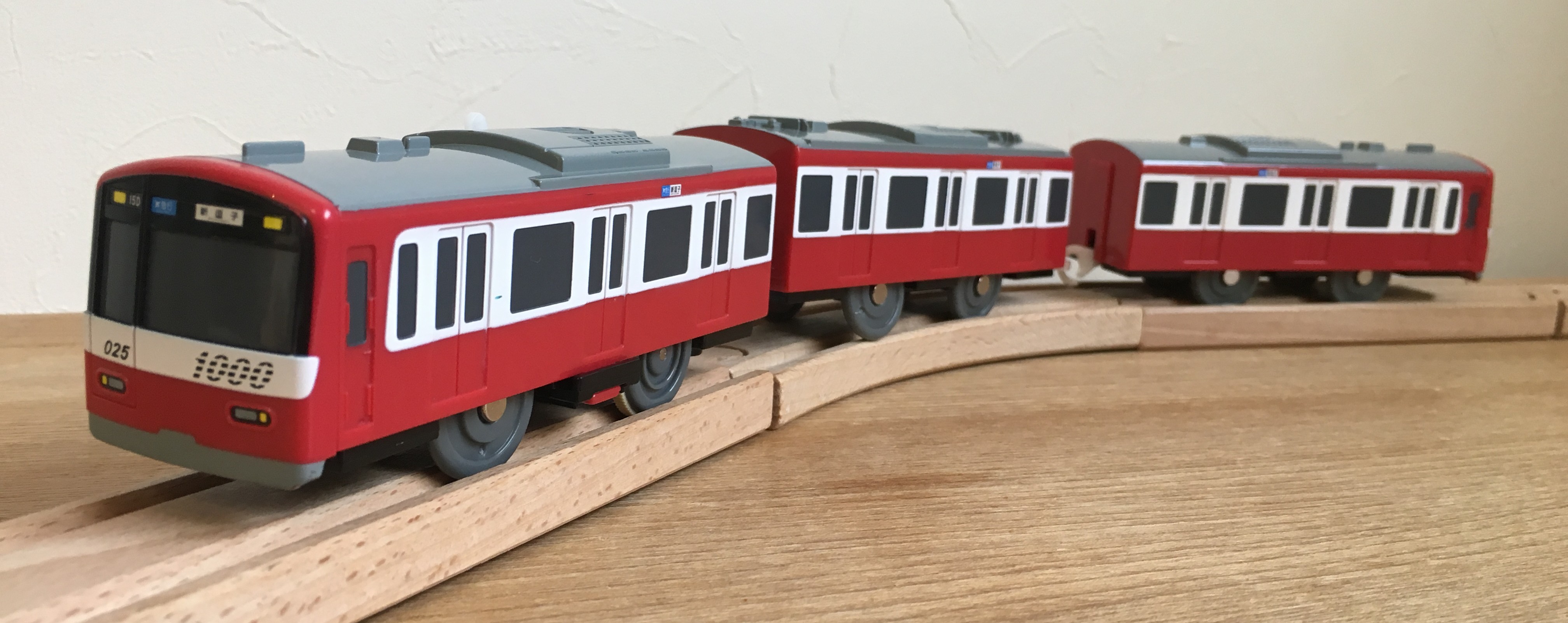 レビュー】プラレール 京急新1000形 アルミ車 - プラテツ