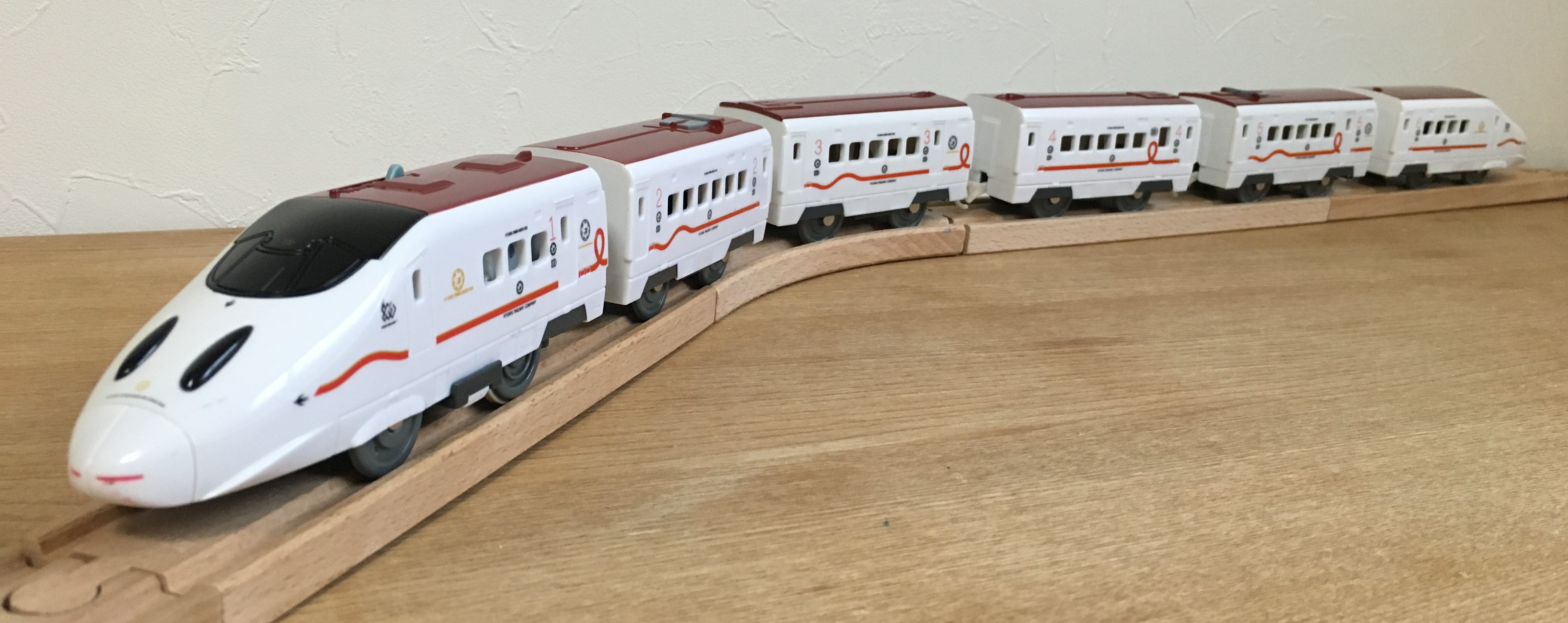 レビュー】プラレール いっぱいつなごう 新800系新幹線 - プラテツ