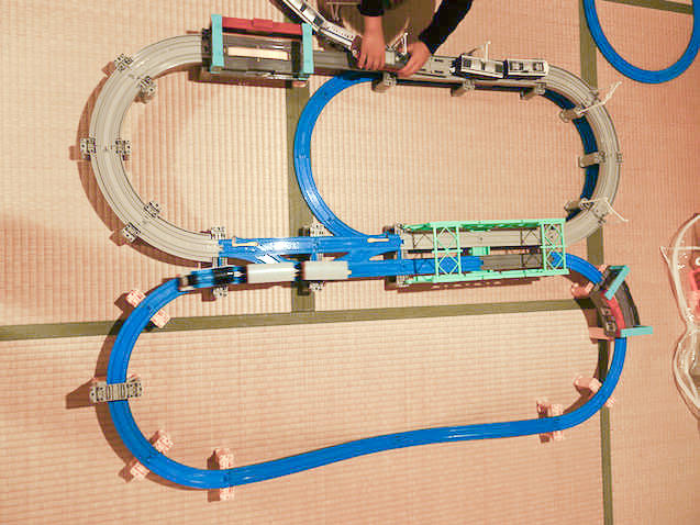 高架レールと大鉄橋セットを複線化して応用したプラレールレイアウト