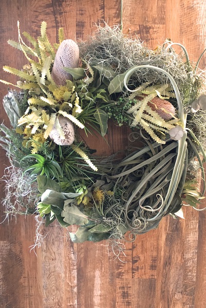 ナチュラルテイストで飾る場所を選ばないドライフラワーのリース