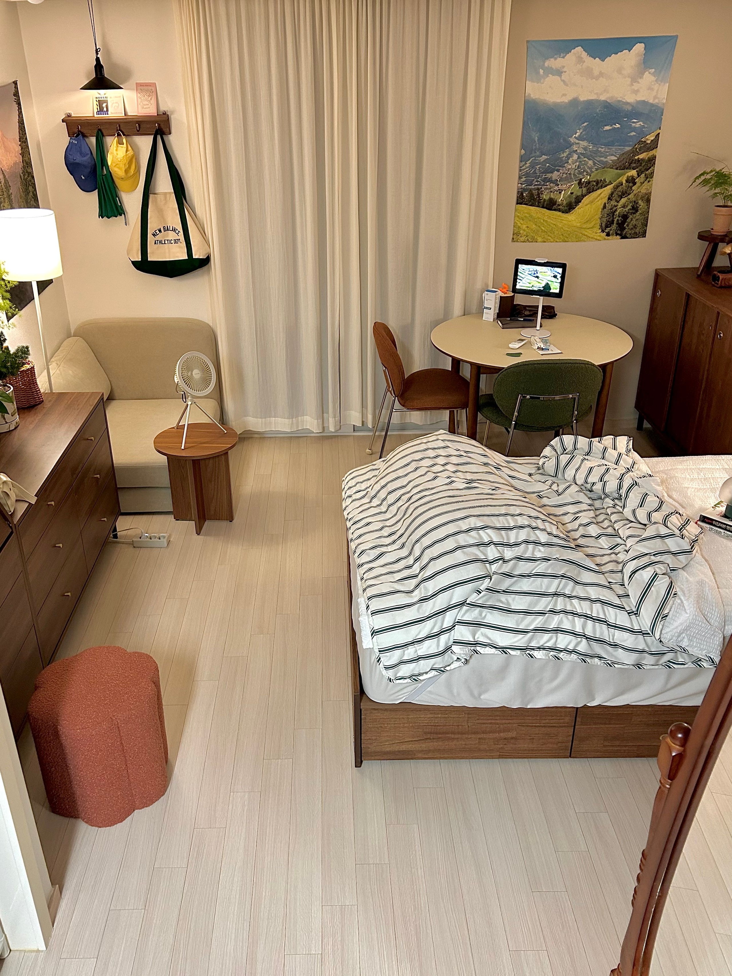 玄関に合うミッドセンチュリーモダンなカーテンの選び方