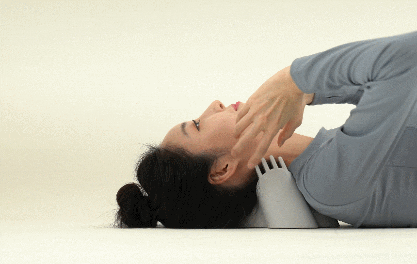 スマホ首や首痛や違和感を緩和する。寝るだけ簡単首ケアの新isoneckを