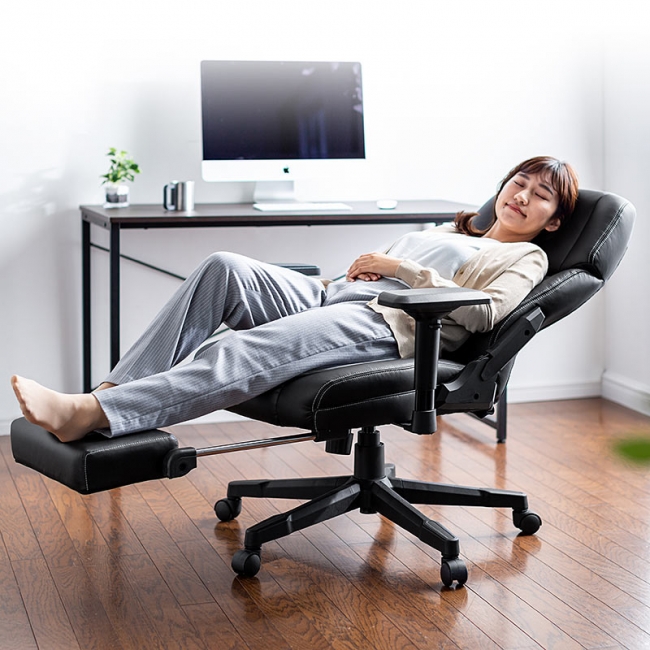 リクライニングとロッキング機能どちらも内蔵した収納式オットマン付き