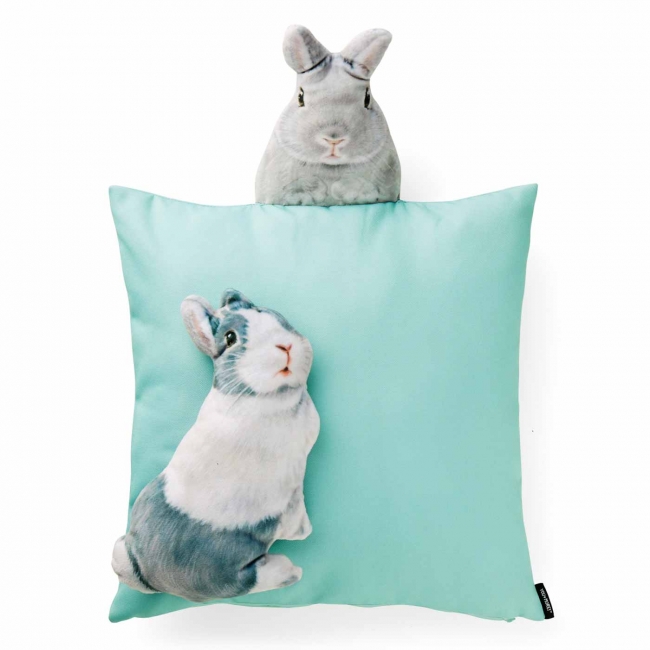 しあわせのうさぎまみれ「ぴょこっと顔出す うさぎとくつろぐ