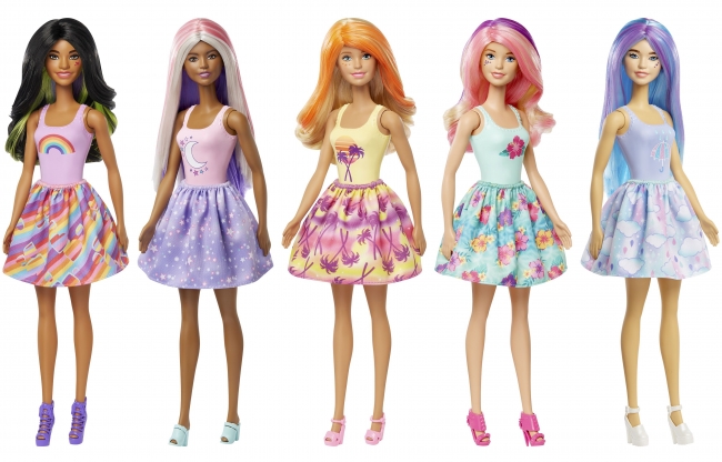 まるでマジック！？水につけるとベールがとれて、バービーが現れる