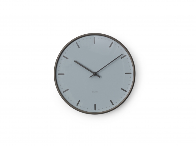 アルネヤコブセンから限定色ロイヤルブルーのクロックが登場。全世界で