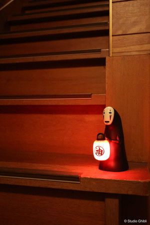 千と千尋の神隠し」のカオナシが灯りをともしてくれる！提灯がゆらゆら