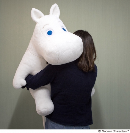 ムーミン」75周年記念！ムーミンカフェで大人気の特大ぬいぐるみが数量