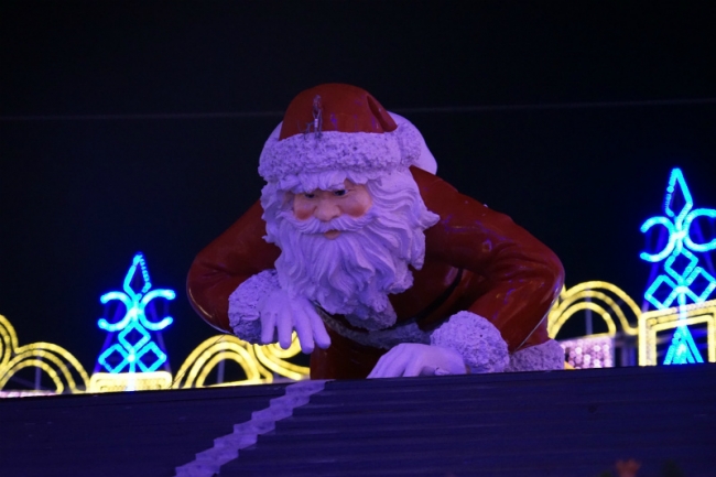 世界一のイルミネーションに包まれたサンタだらけの『光のクリスマス