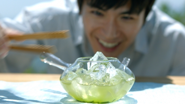 暑い夏にぴったりのあまみがぐっと立つ氷水出し緑茶を三浦春馬さんが
