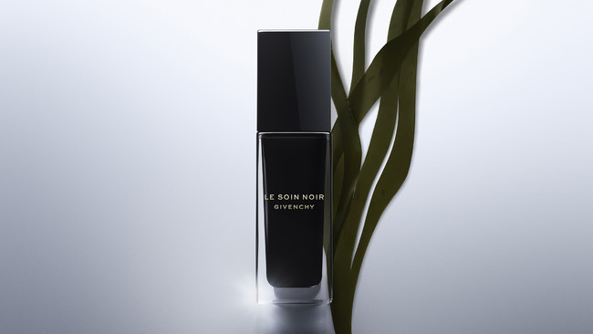 目指したのは、なめらかでハリのある、光を感じさせる肌。ジバンシイ最