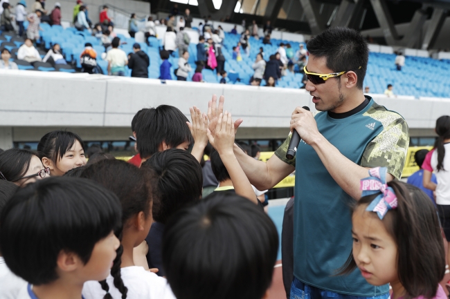 日本陸上競技連盟】山縣亮太選手ら日本のトップアスリートが小学生を
