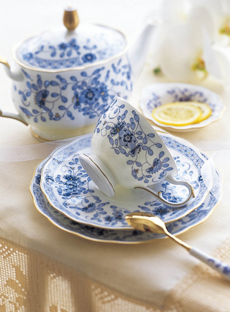 ボーンチャイナで培った確かな技術とデザインが魅力。洋食器の鳴海製陶