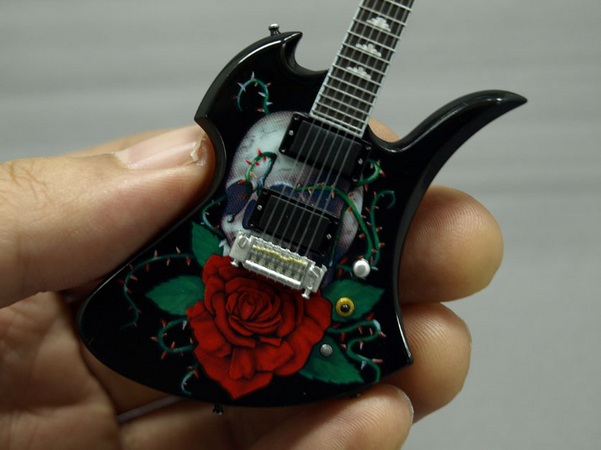 hideが愛用してきた「FERNANDES MG-X」シリーズの中から、本人のギター