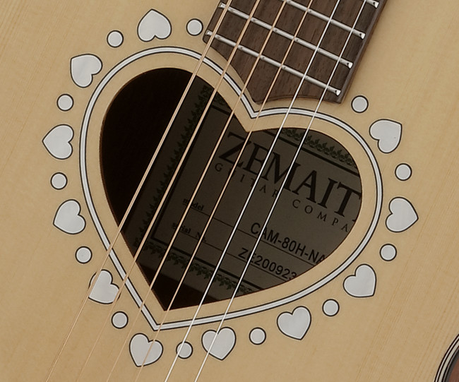 ゼマイティスより人気のハート型サウンドホールのアコースティック