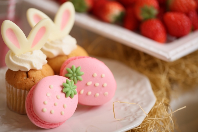 春の歓びを感じる旬の苺スイーツとイースターエッグがお出迎え