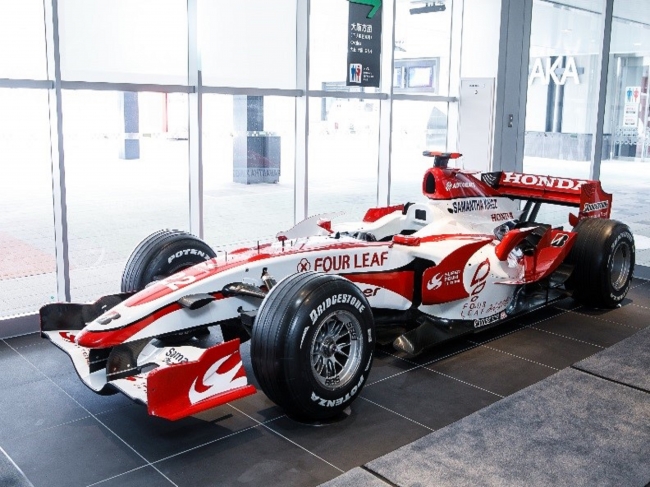 佐藤琢磨さんが搭乗した DHLジョーダンHondaのF1マシン の展示を開始し
