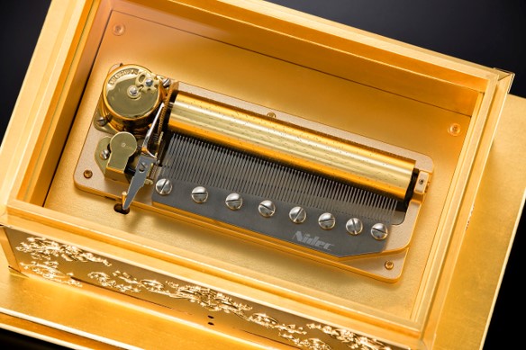 日本最大のオルゴールメーカーと“茶道の世界観”を豪華に実現！『黄金の