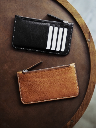 イタリアンレザーで仕立てた“大人のたしなみ” 人気メンズシリーズに