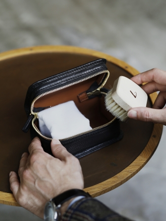 イタリアンレザーで仕立てた“大人のたしなみ” 人気メンズシリーズに