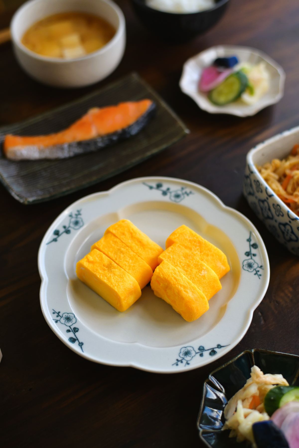 レコメンド :: 植物モチーフの器 :: 梅花 6寸皿 - マルミツウェブ