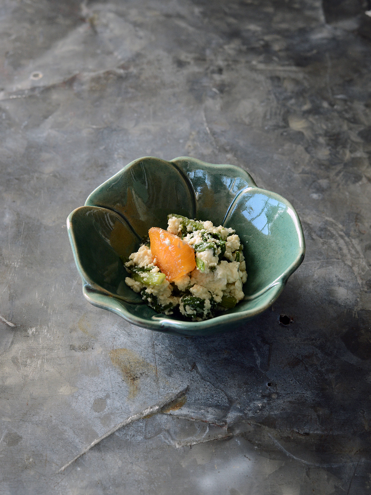 レコメンド :: 植物モチーフの器 :: 山茶花 4寸小鉢 - マルミツウェブ