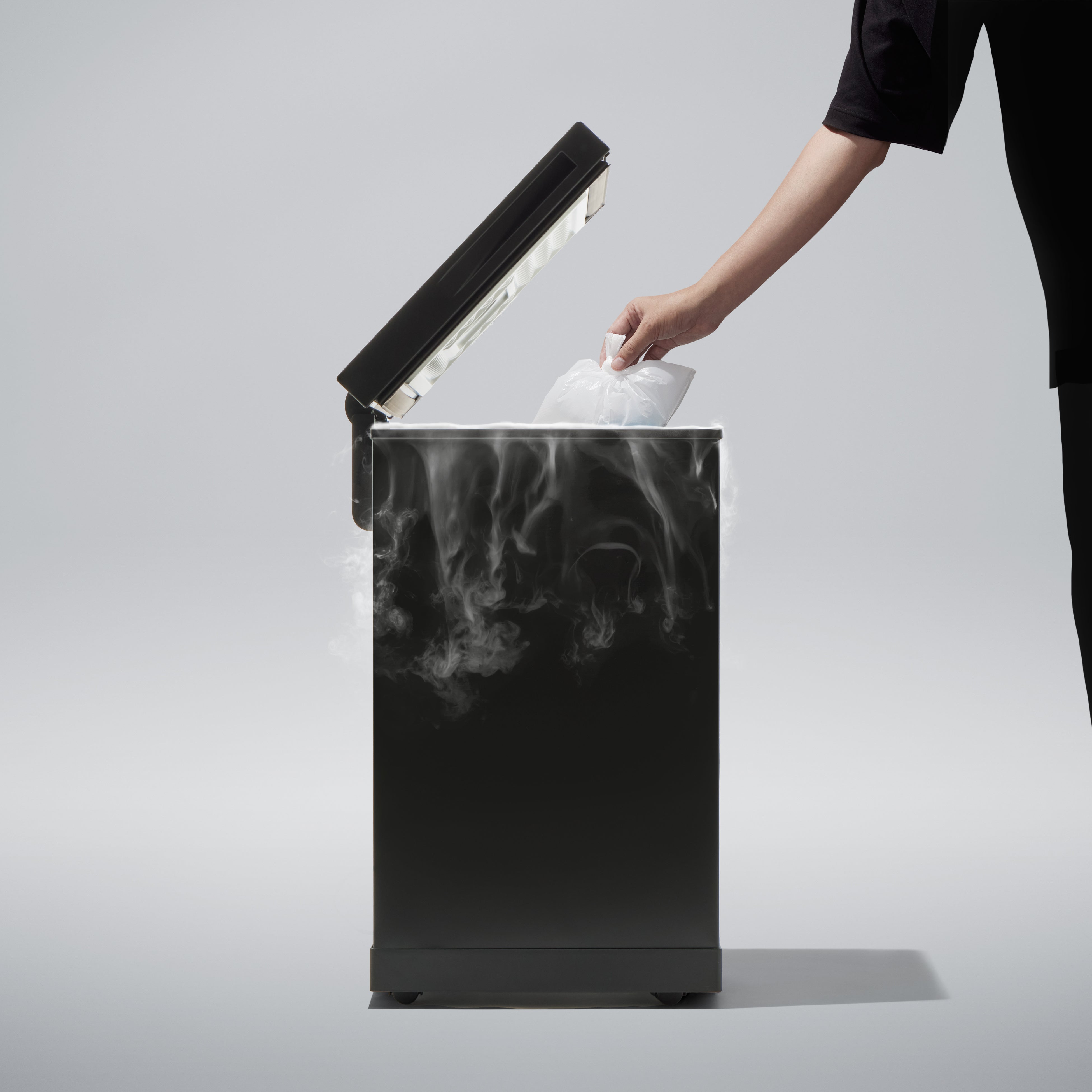 ゴミをマイナス11℃で凍らせて、いやな臭いを根本解決！シリーズ累計