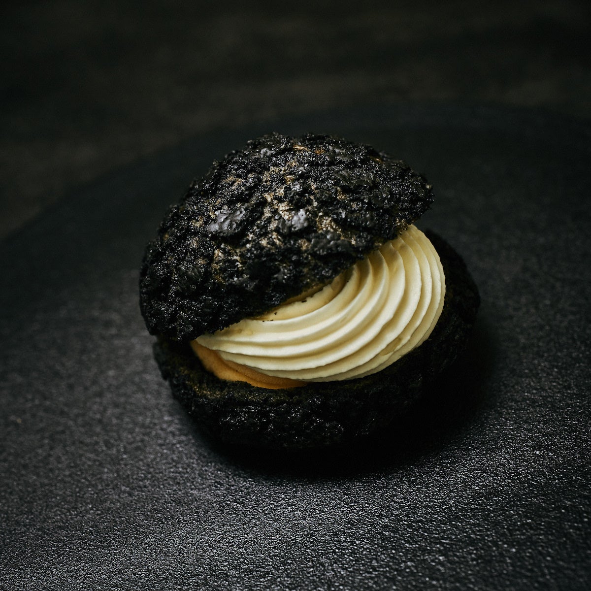 ラグジュアリーブランド「ブラックパリ」がスイーツ業界に初進出。10