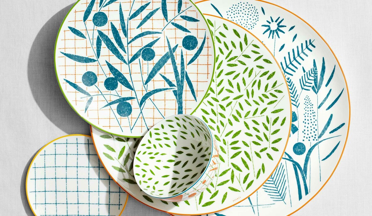 エルメスの食器「ウォーク イン ザ ガーデン」で、テーブルの上も