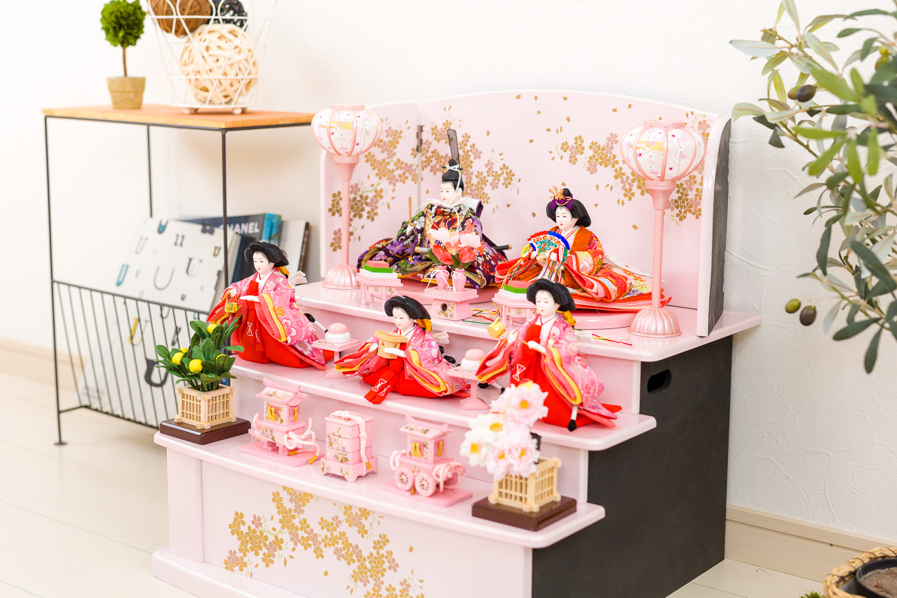 雛人形の三段飾りが人気の理由？三人官女が加わった豪華なお飾り
