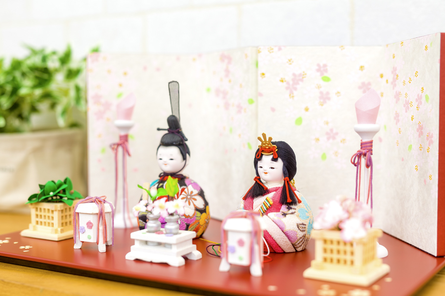 伝統には伝統を。雛人形に日本の工芸を合わせた飾り台をご紹介